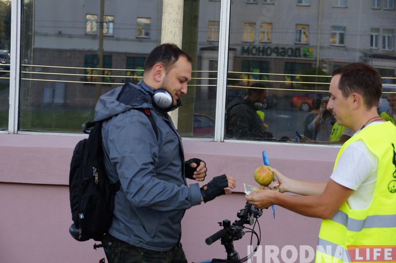 Яблык, усмешка і добры настрой. 100 гродзенцаў на роварах атрымалі ранішнія падарункі ад ВелаГродна Яблык, усмешка і добры настрой. 100 гродзенцаў на роварах атрымалі ранішнія падарункі ад ВелаГродна
