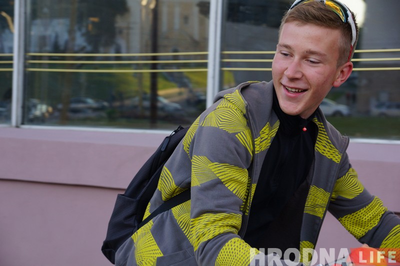 Яблык, усмешка і добры настрой. 100 гродзенцаў на роварах атрымалі ранішнія падарункі ад ВелаГродна Яблык, усмешка і добры настрой. 100 гродзенцаў на роварах атрымалі ранішнія падарункі ад ВелаГродна