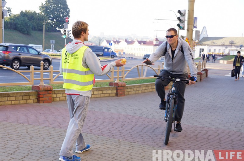 Яблык, усмешка і добры настрой. 100 гродзенцаў на роварах атрымалі ранішнія падарункі ад ВелаГродна Яблык, усмешка і добры настрой. 100 гродзенцаў на роварах атрымалі ранішнія падарункі ад ВелаГродна