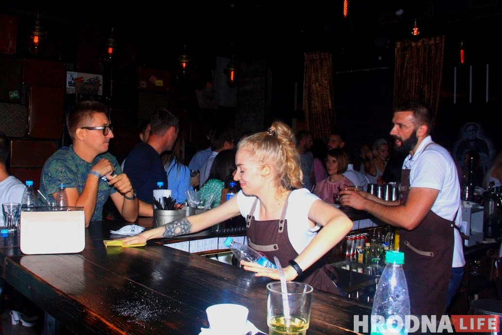 Пустая Советская, тусовочная Замковая и аншлаг на Ленина: чем живет ночной Гродно