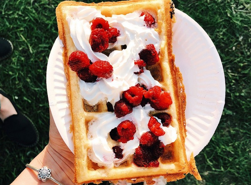 Суўлакі, напалетана, бурыта: Што пакаштуюць гродзенцы на фестывалі  Vulitsa Ezha. Grodno