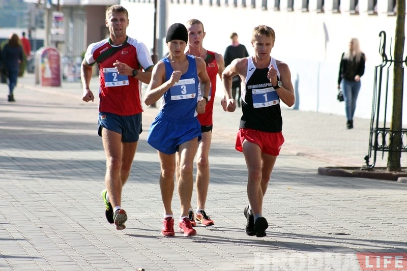 У цэнтры Гродна спартсмены і аматары спаборнічалі ў хадзе і бегу У цэнтры Гродна спартсмены і аматары спаборнічалі ў хадзе і бегу