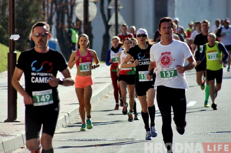 У цэнтры Гродна спартсмены і аматары спаборнічалі ў хадзе і бегу У цэнтры Гродна спартсмены і аматары спаборнічалі ў хадзе і бегу
