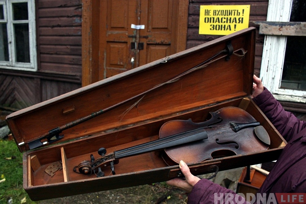 «От соседей осталась только скрипка». История дома, который готовили к приезду Лукашенко