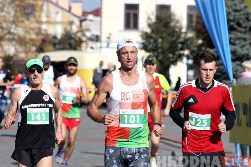 У цэнтры Гродна спартсмены і аматары спаборнічалі ў хадзе і бегу У цэнтры Гродна спартсмены і аматары спаборнічалі ў хадзе і бегу