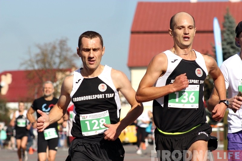 У цэнтры Гродна спартсмены і аматары спаборнічалі ў хадзе і бегу У цэнтры Гродна спартсмены і аматары спаборнічалі ў хадзе і бегу