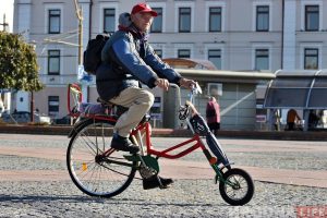 Гродзенец зварыў у гаражы ровар-гібрыд і 9 гадоў катаецца на ім Гродзенец зварыў у гаражы ровар-гібрыд і 9 гадоў катаецца на ім