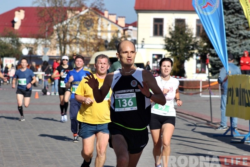 У цэнтры Гродна спартсмены і аматары спаборнічалі ў хадзе і бегу У цэнтры Гродна спартсмены і аматары спаборнічалі ў хадзе і бегу