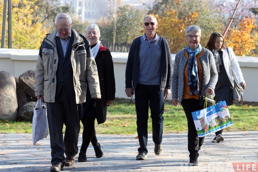 «Хацелі б пажыць у беларускіх сем'ях». Дацкія пенсіянеры прыехалі ў Гродна знаёміцца з горадам і практыкаваць рускую мову
