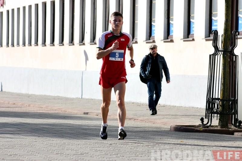 У цэнтры Гродна спартсмены і аматары спаборнічалі ў хадзе і бегу У цэнтры Гродна спартсмены і аматары спаборнічалі ў хадзе і бегу