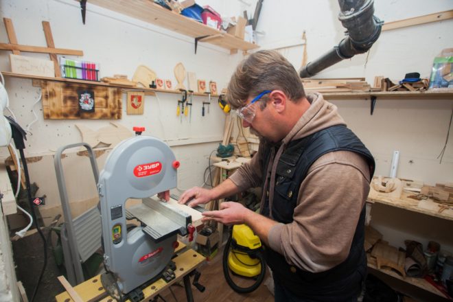 «Вагоны грантаў апазіцыі ў Беластоку – гэта легенды». Як актывіст стаў майстрам па дрэву «Вагоны грантаў апазіцыі ў Беластоку – гэта легенды». Як актывіст стаў майстрам па дрэву