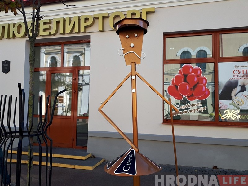 Крэатыў не спыніць: у Гродне з'явіліся сметніцы яшчэ і ў выглядзе дворнікаў