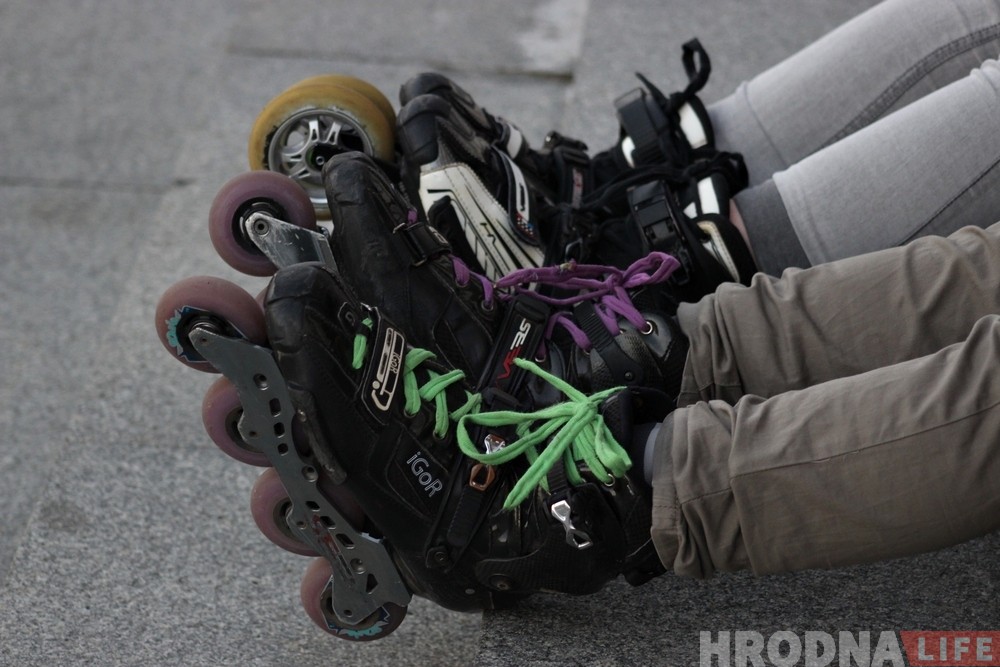"Без ролікаў не было б нас такіх". Для пары з Гродна ролікі сталі паўсядзённым транспартам