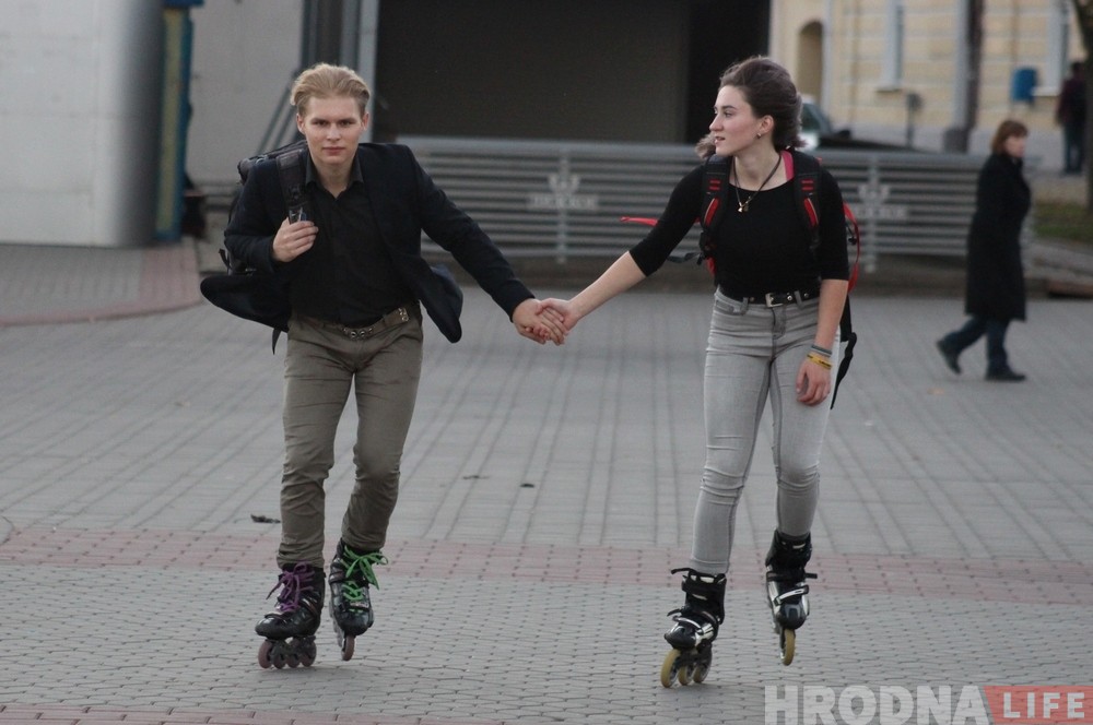 "Без ролікаў не было б нас такіх". Для пары з Гродна ролікі сталі паўсядзённым транспартам