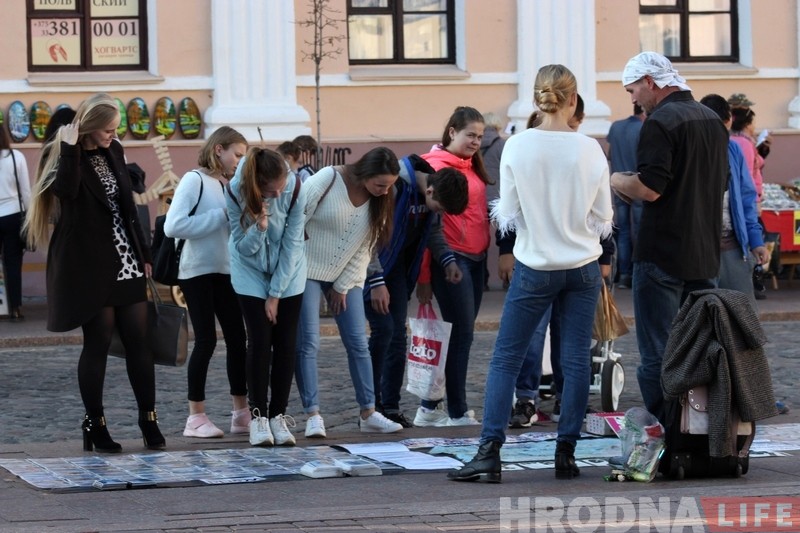 «Жыццё адно, дык пражывіце яго». Падарожнік з Канады прадаваў у цэнтры Гродна свае фатаграфіі і распавядаў пра прыгоды «Жыццё адно, дык пражывіце яго». Падарожнік з Канады прадаваў у цэнтры Гродна свае фатаграфіі і распавядаў пра прыгоды
