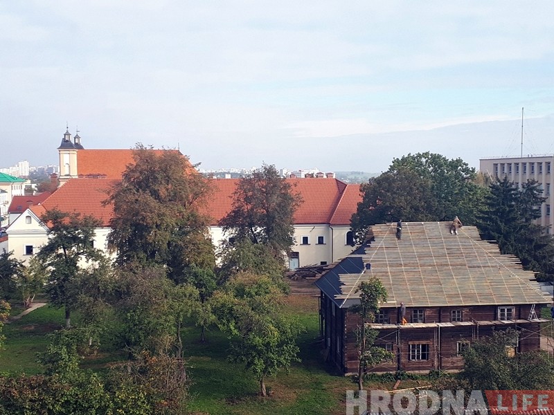 Пачаўся трэці этап рэстаўрацыі лямуса: дах накрыюць гонтам