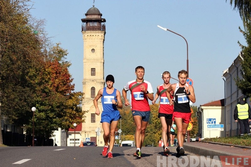 У цэнтры Гродна спартсмены і аматары спаборнічалі ў хадзе і бегу У цэнтры Гродна спартсмены і аматары спаборнічалі ў хадзе і бегу
