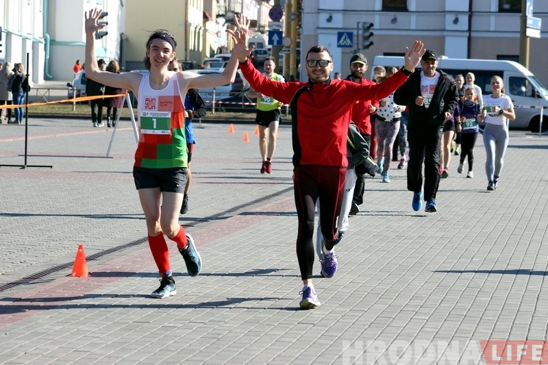 У цэнтры Гродна спартсмены і аматары спаборнічалі ў хадзе і бегу У цэнтры Гродна спартсмены і аматары спаборнічалі ў хадзе і бегу