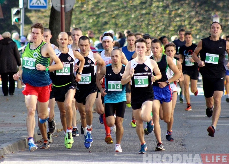 У цэнтры Гродна спартсмены і аматары спаборнічалі ў хадзе і бегу У цэнтры Гродна спартсмены і аматары спаборнічалі ў хадзе і бегу