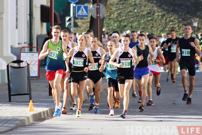 У цэнтры Гродна спартсмены і аматары спаборнічалі ў хадзе і бегу У цэнтры Гродна спартсмены і аматары спаборнічалі ў хадзе і бегу