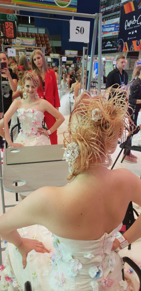 Вячэрнія прычоскі і какошнікі. Гродзенская цырульніца прывезла 9 кубкаў з міжнароднага фестывалю Вячэрнія прычоскі і какошнікі. Гродзенская цырульніца прывезла 9 кубкаў з міжнароднага фестывалю