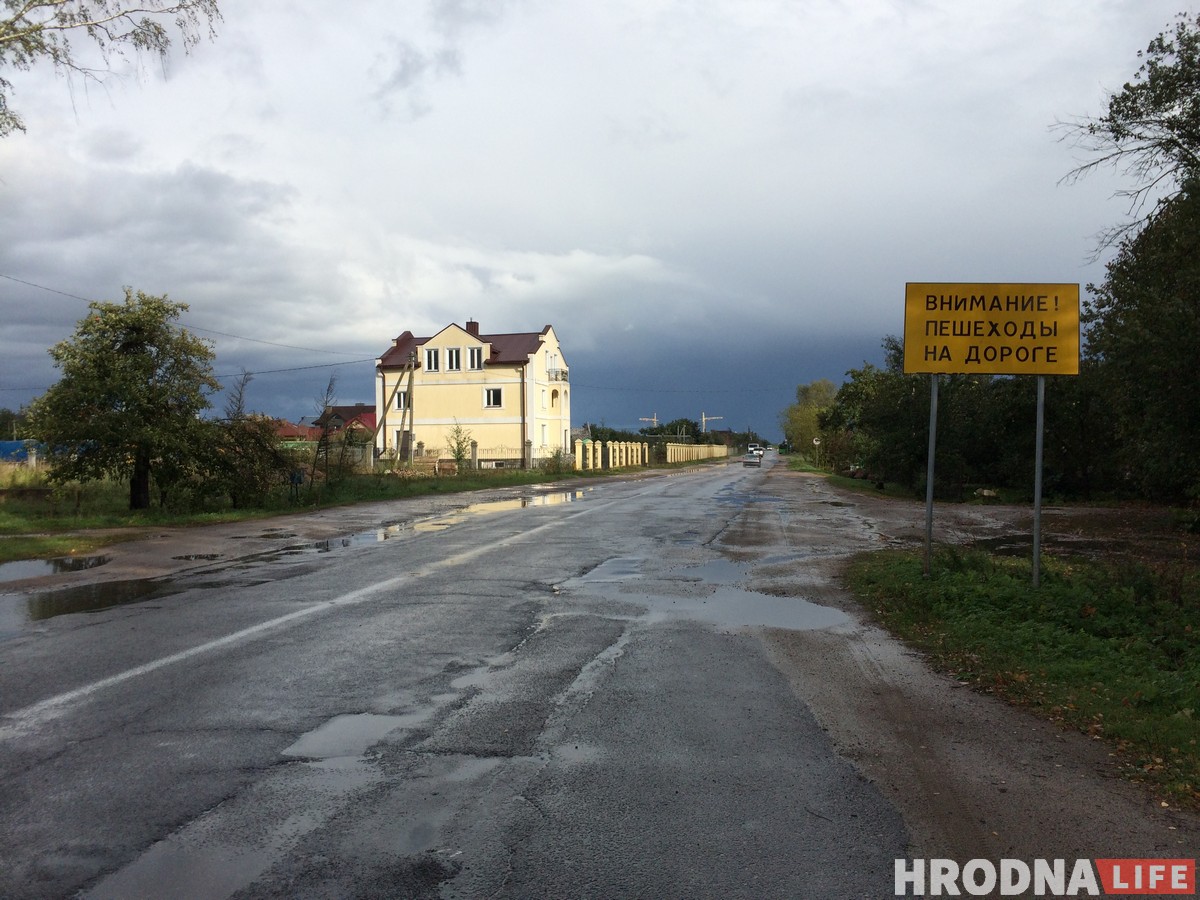 Замест рамонту – ляжачыя паліцэйскія. На ўскраіне Гродна на разбітай дарозе ўсталявалі штучныя няроўнасці