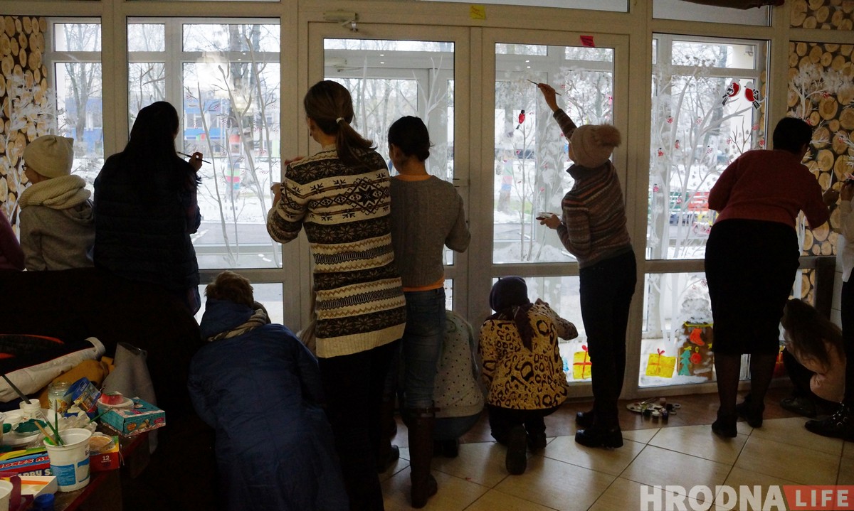 Першы снег для дзіцячага хоспіса. Мастакі распісалі вокны для дзяцей раней за мароз Першы снег для дзіцячага хоспіса. Мастакі распісалі вокны для дзяцей раней за мароз