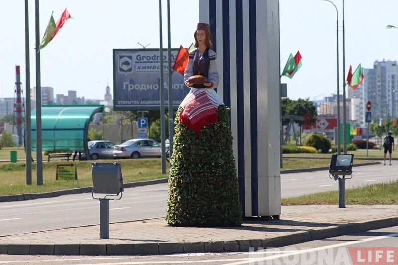 Трехметровая Алеся уже не встречает гостей на М6: ее убрали перед приездом Лукашенко