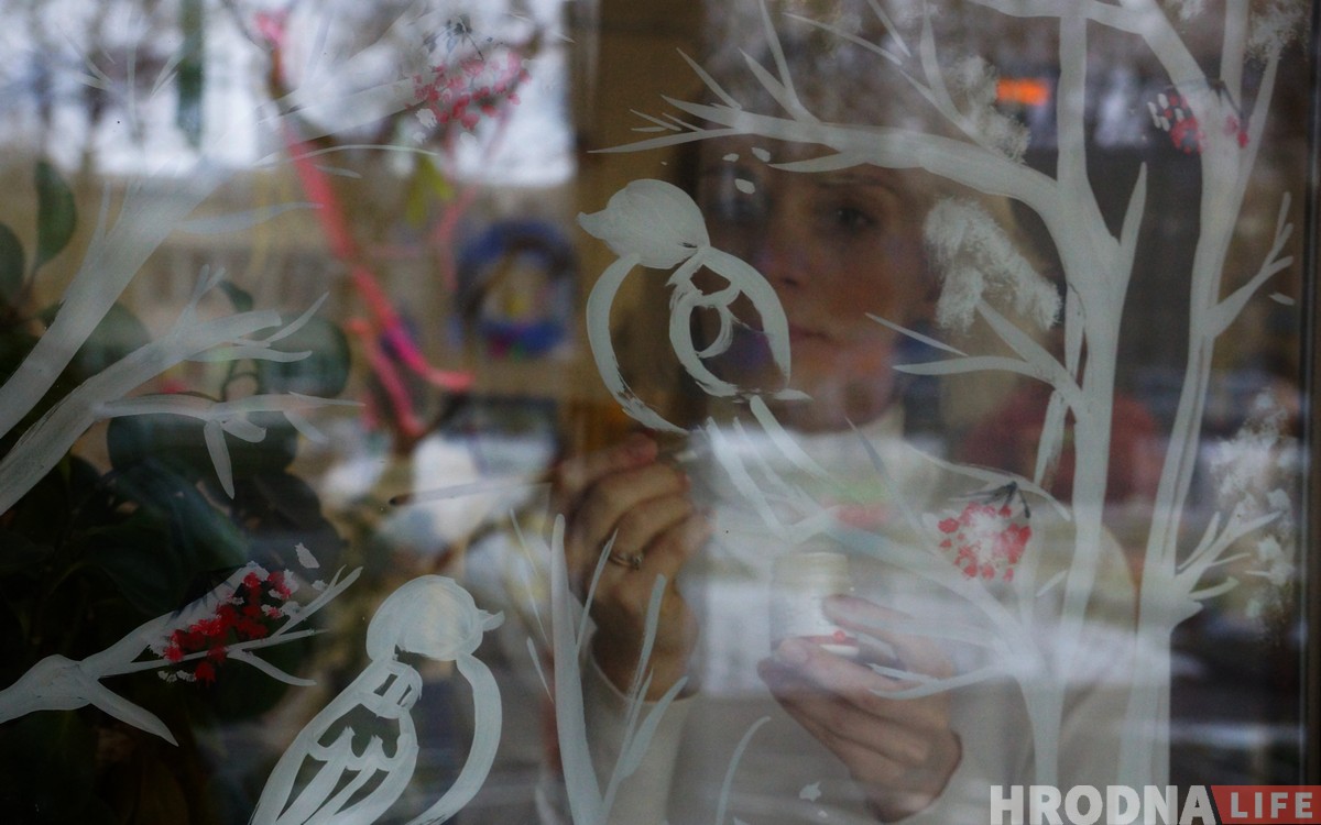 Першы снег для дзіцячага хоспіса. Мастакі распісалі вокны для дзяцей раней за мароз Першы снег для дзіцячага хоспіса. Мастакі распісалі вокны для дзяцей раней за мароз