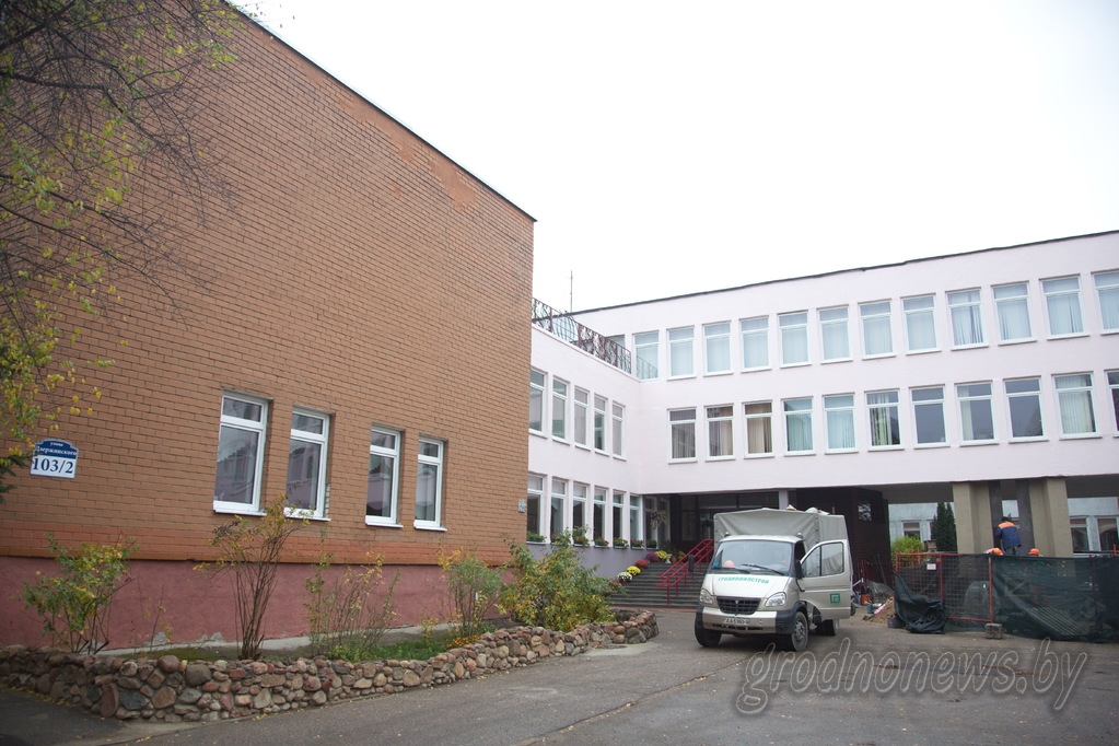 У гімназіі ў Гродне абнаўляюць помнік Феліксу Дзяржынскаму