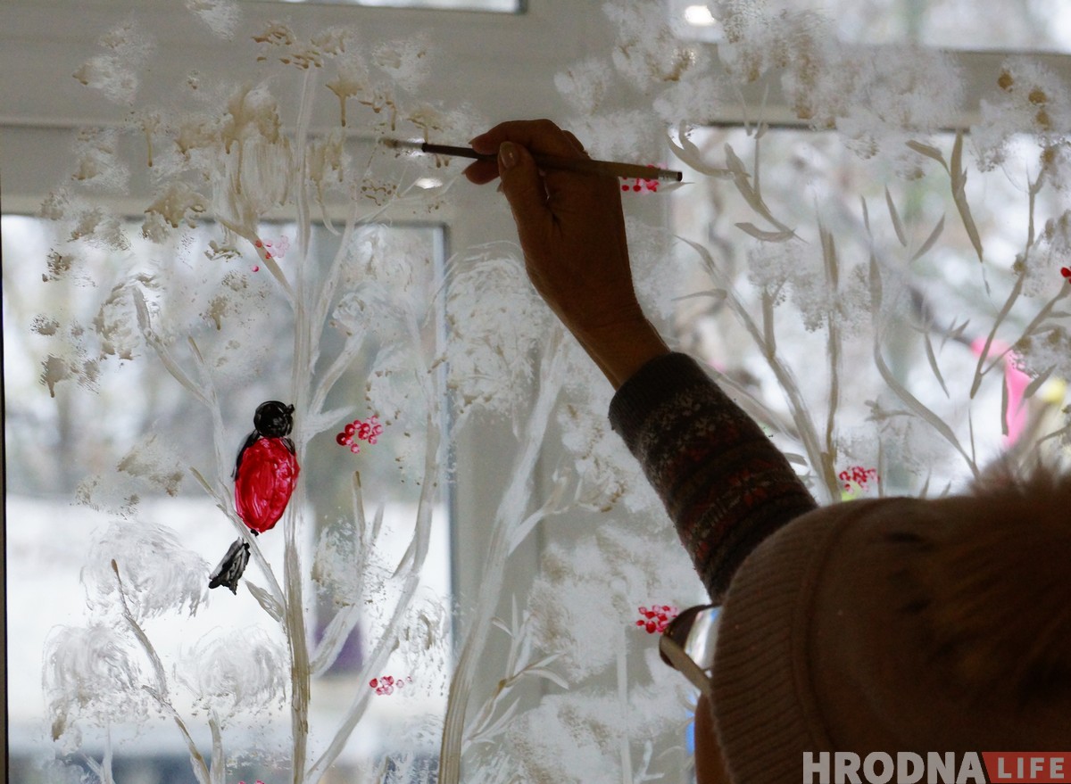 Першы снег для дзіцячага хоспіса. Мастакі распісалі вокны для дзяцей раней за мароз Першы снег для дзіцячага хоспіса. Мастакі распісалі вокны для дзяцей раней за мароз
