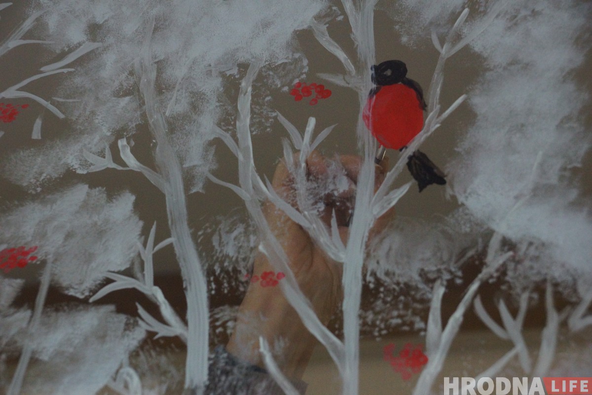 Першы снег для дзіцячага хоспіса. Мастакі распісалі вокны для дзяцей раней за мароз Першы снег для дзіцячага хоспіса. Мастакі распісалі вокны для дзяцей раней за мароз