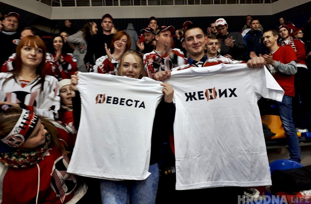 Заўзятар "Нёмана" зрабіў прапанову сваёй дзяўчыне на хакейным матчы ў Гродне