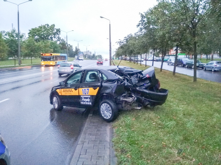 Почему гродненские такси часто попадают в аварии? Объясняют директор и таксист