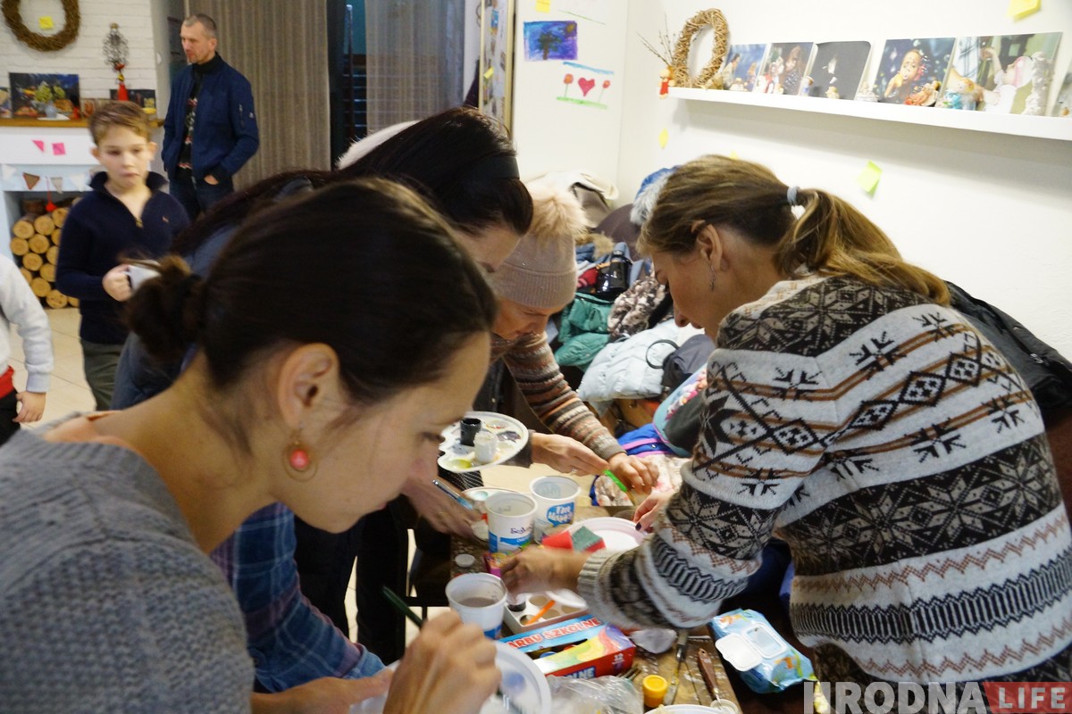 Першы снег для дзіцячага хоспіса. Мастакі распісалі вокны для дзяцей раней за мароз Першы снег для дзіцячага хоспіса. Мастакі распісалі вокны для дзяцей раней за мароз