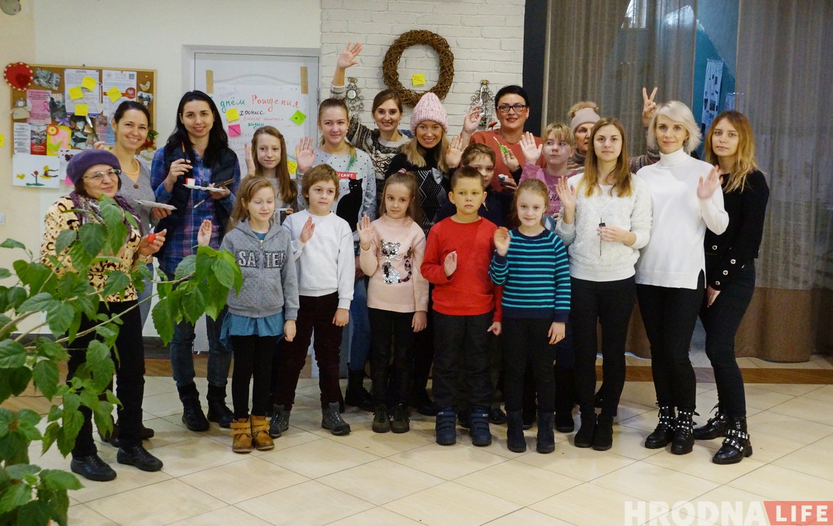 Першы снег для дзіцячага хоспіса. Мастакі распісалі вокны для дзяцей раней за мароз Першы снег для дзіцячага хоспіса. Мастакі распісалі вокны для дзяцей раней за мароз