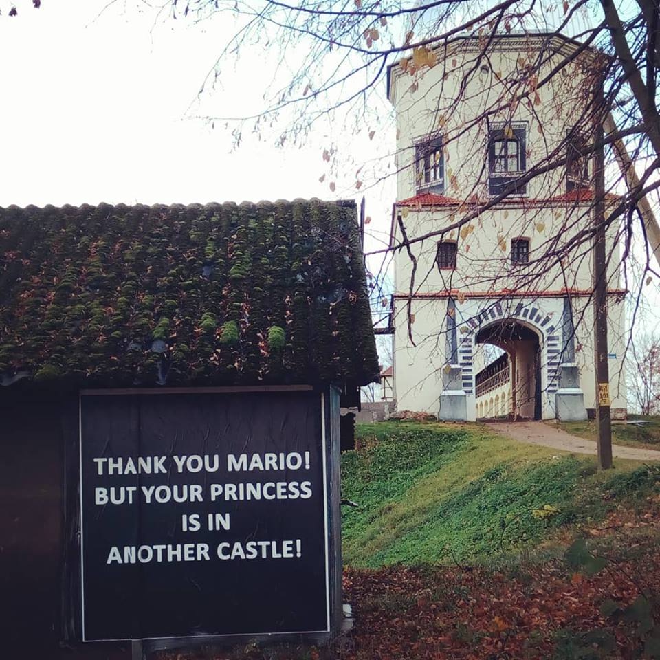 Арт-группа Hutka Smachnaa сделала классные арт-объекты около замков в Мире и Любче