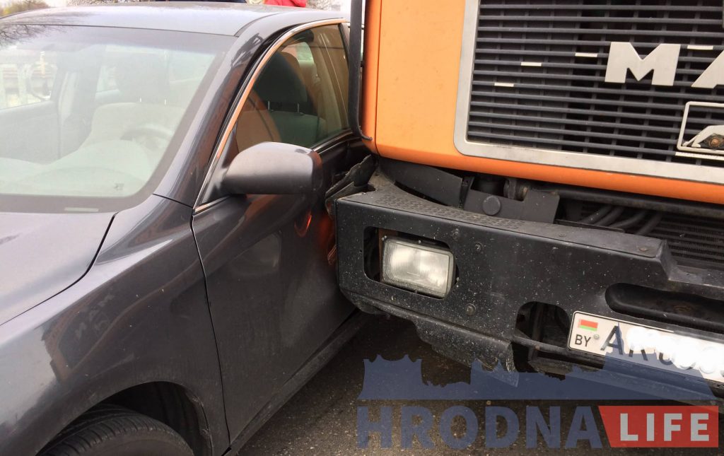 ДТЗ на Горкага: МАЗ прыціснуў легкавік