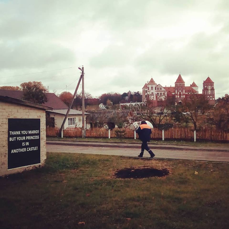 Арт-группа Hutka Smachnaa сделала классные арт-объекты около замков в Мире и Любче