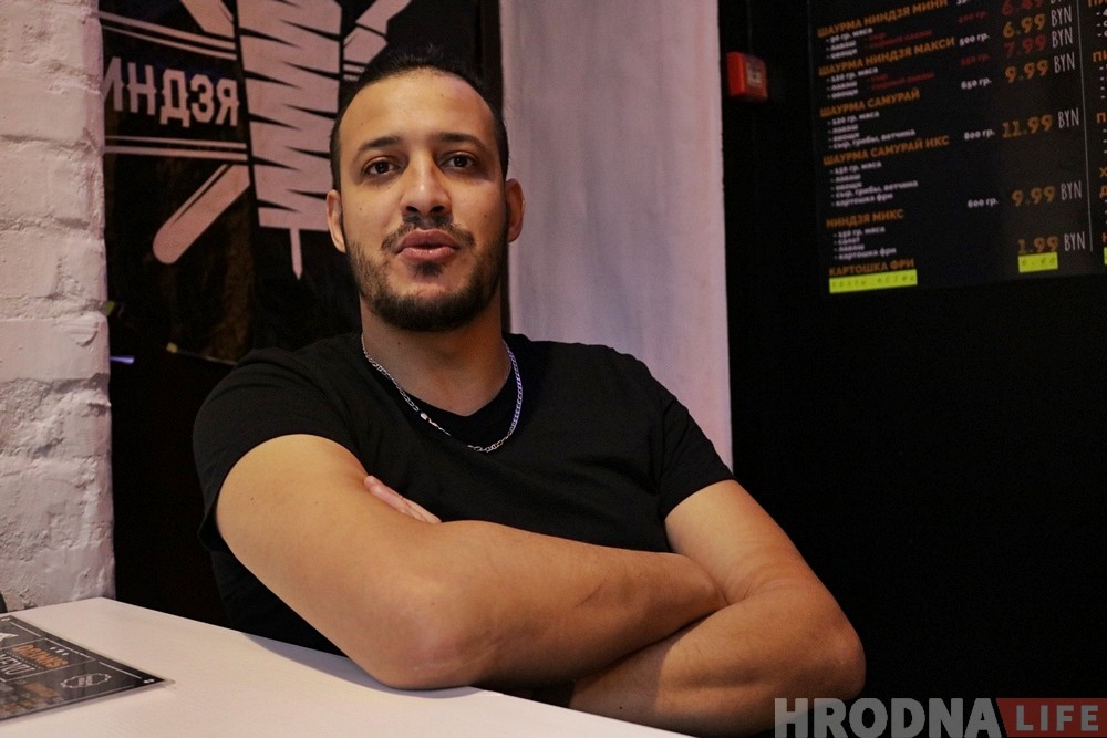 "Бросил самолеты и корабли ради кебабов". Повар из Туниса рассказал почему стал работать в Гродно 