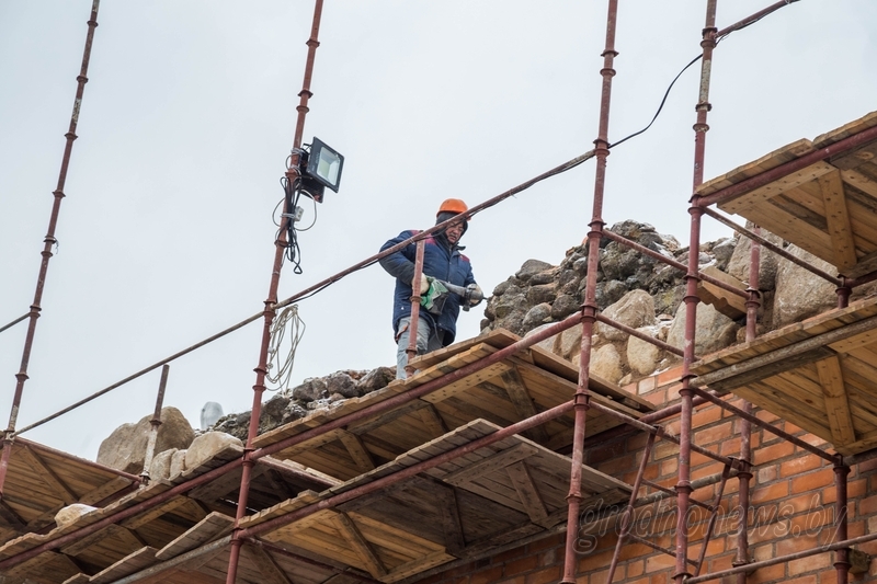 "Рэстаўрацыйныя работы ідуць да завяршэння". У Крэўскім замку аднаўляюць чарапічны дах і сцяну