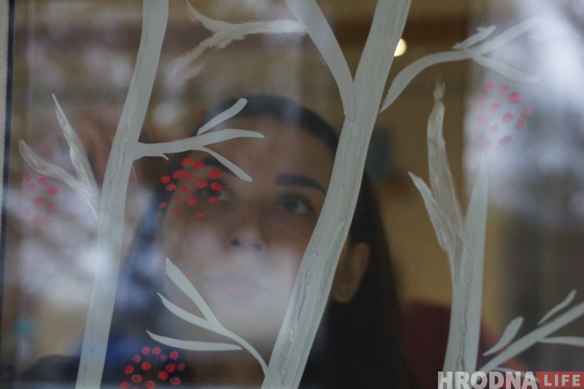 Першы снег для дзіцячага хоспіса. Мастакі распісалі вокны для дзяцей раней за мароз Першы снег для дзіцячага хоспіса. Мастакі распісалі вокны для дзяцей раней за мароз