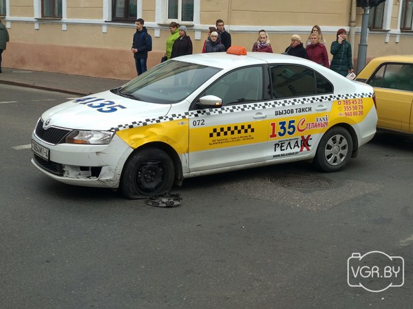 «Кліент раптам галаву задурыў»: праз аварыю на скрыжаванні Кірава і Сацыялістычнай у цэнтры ўтварыўся вялікі затор