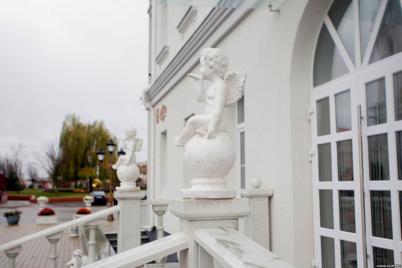 Парэшткі дэкору ці будаўнічае смецце? На гродзенскага гатэльнага магната Сямашку завялі крымінальную справу