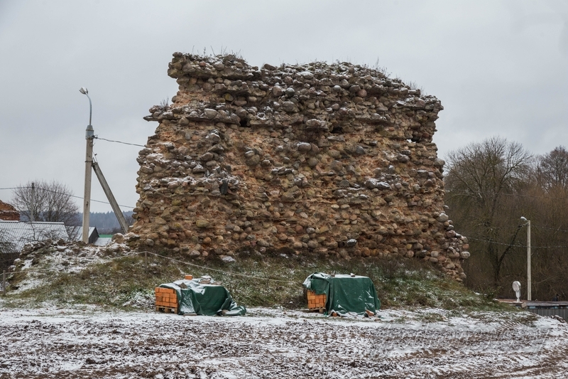 "Рэстаўрацыйныя работы ідуць да завяршэння". У Крэўскім замку аднаўляюць чарапічны дах і сцяну