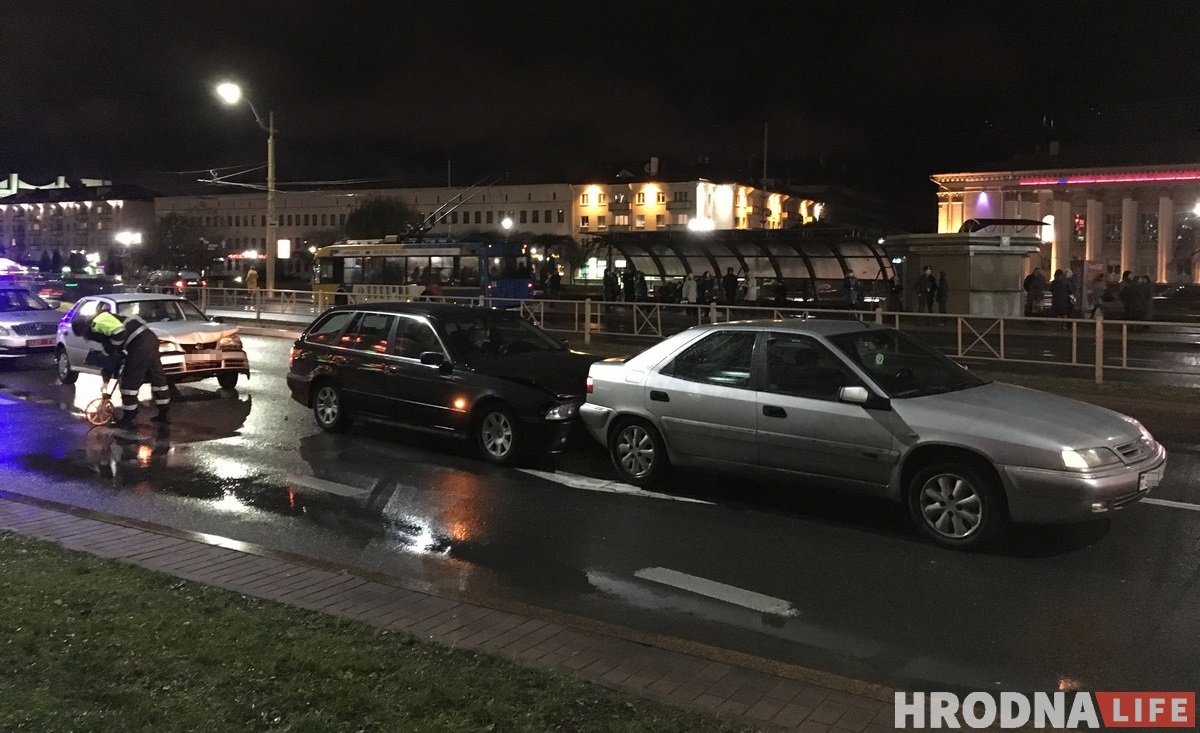 Тройное ДТП в центре Гродно: VW на российских номерах сделал "паровозик"