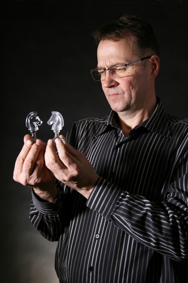 На стеклозаводе “Неман” начали выпускать хрустальные шахматы