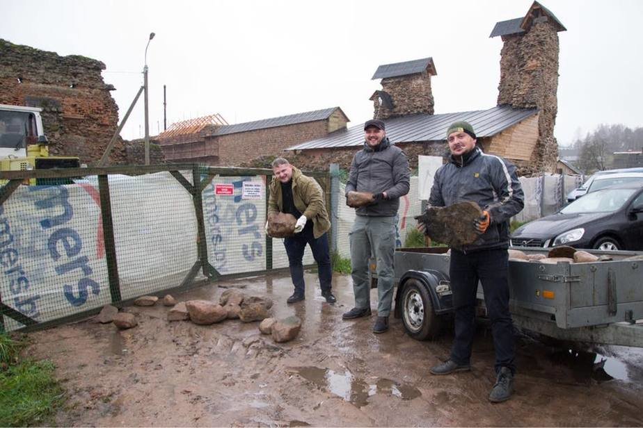 Люди собрали деньги на 200 тонн камней для Кревского замка