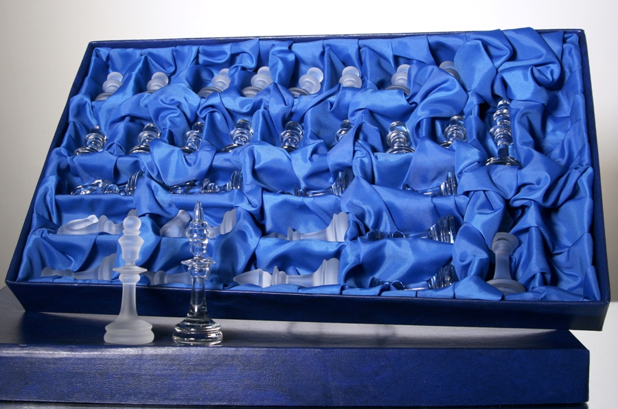 На стеклозаводе “Неман” начали выпускать хрустальные шахматы