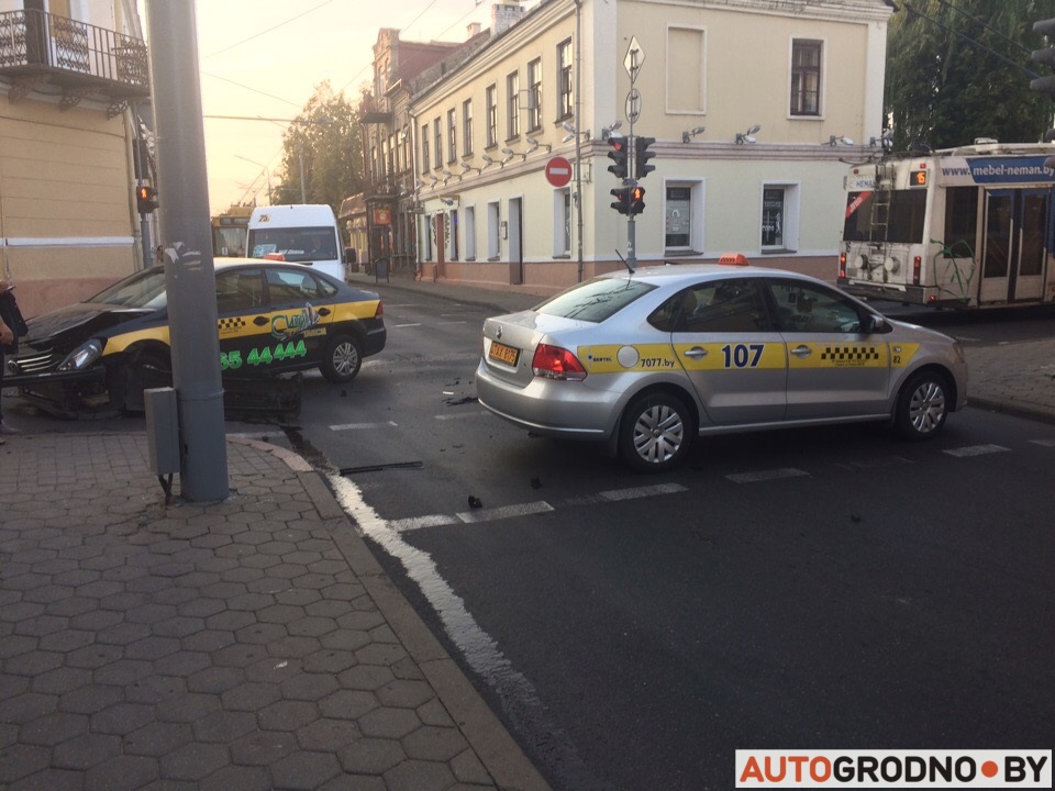 Почему гродненские такси часто попадают в аварии? Объясняют директор и таксист